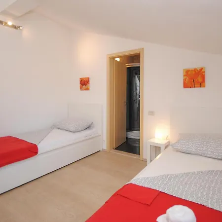 Red Sunset Apartment *