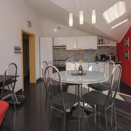 Red Sunset Apartment Kastela