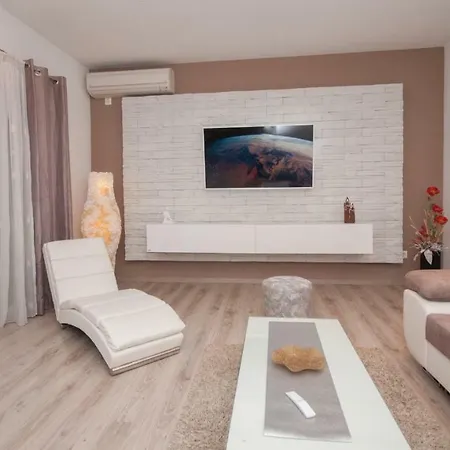Red Sunset Apartment *